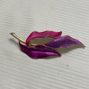 Vintage KRAMER Multicolored Enamel Gold Tone Texture Leaves Pin Brooch Signed
